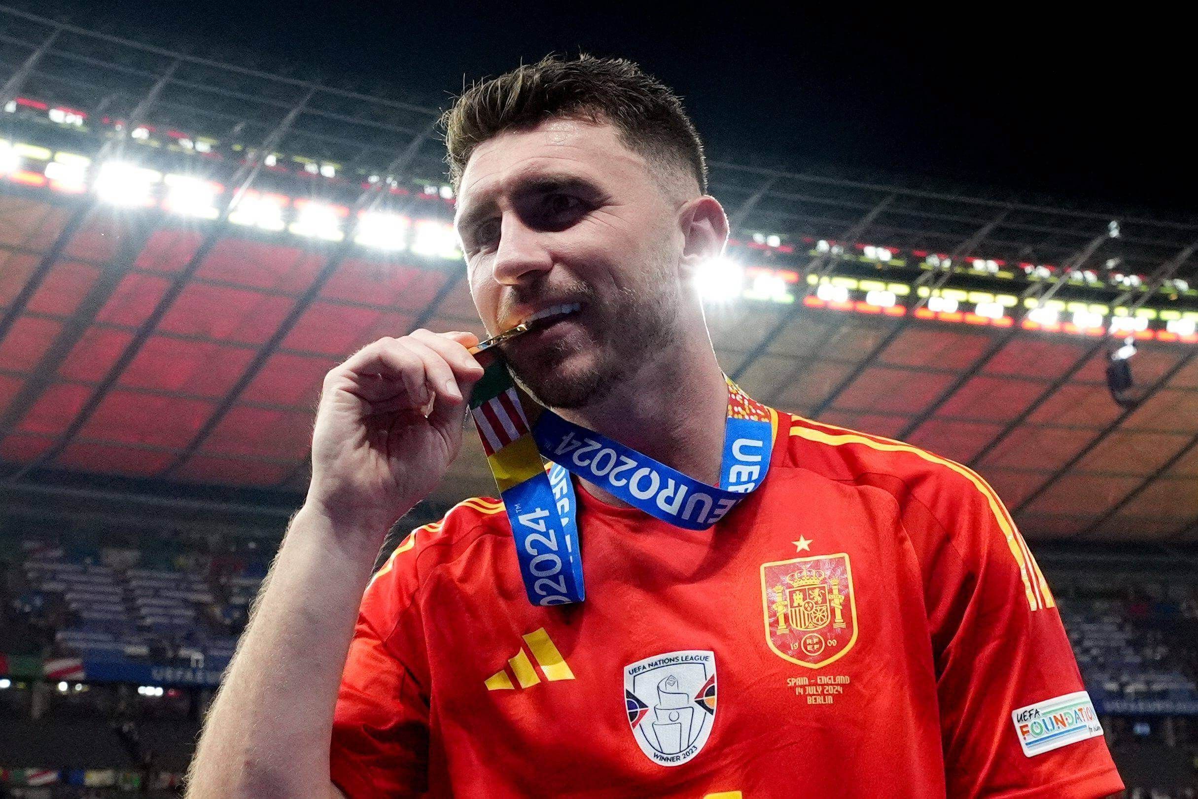  El central Aymeric Laporte, pretendido por el Athletic Club, posa como campeón de Europa.