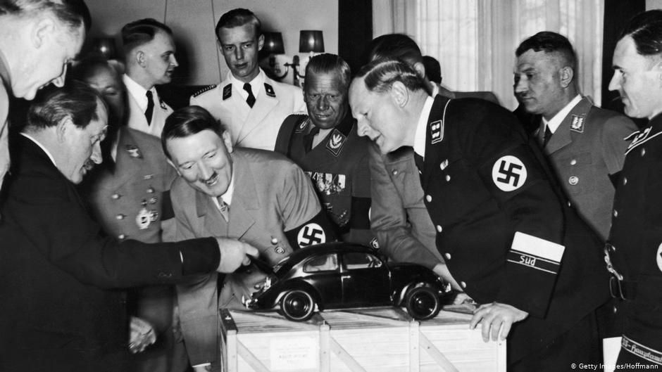  Adolf Hitler observa la miniatura del Volkswagen.