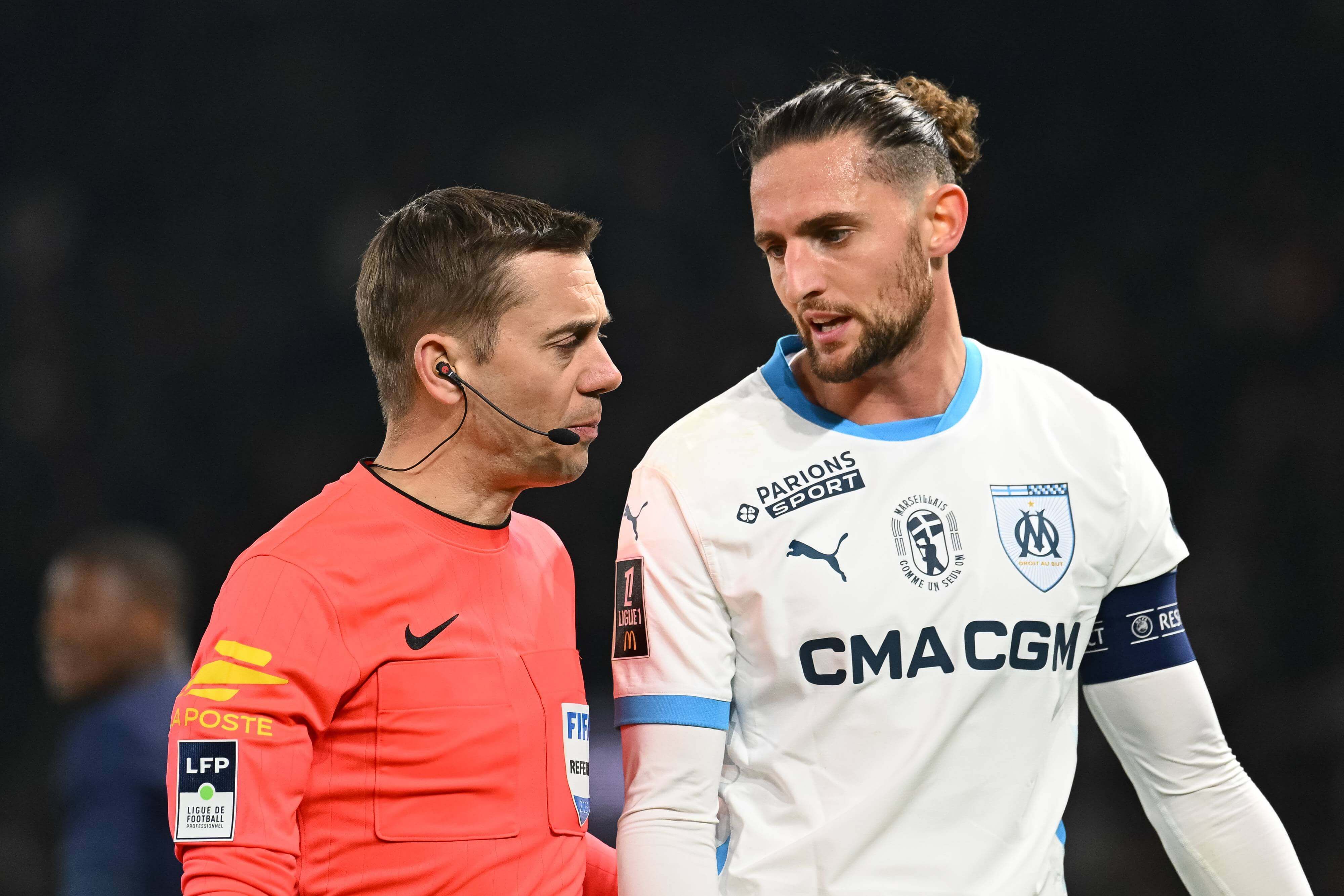 Adrien Rabiot se queja al árbitro en el PSG-Olympique de Marsella.