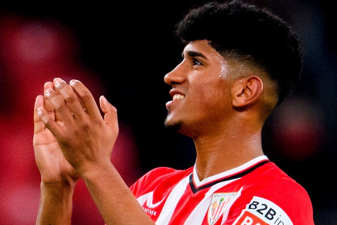 El aplauso del delantero Malcom Adu Ares a la grada de San Mamés.