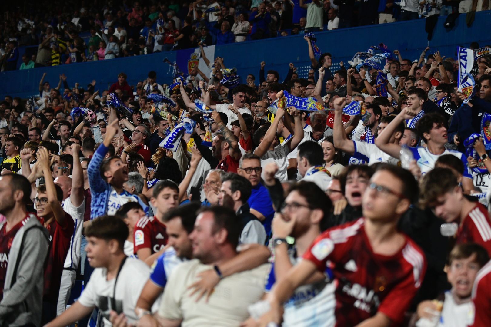 Afición del Real Zaragoza en La Romareda.