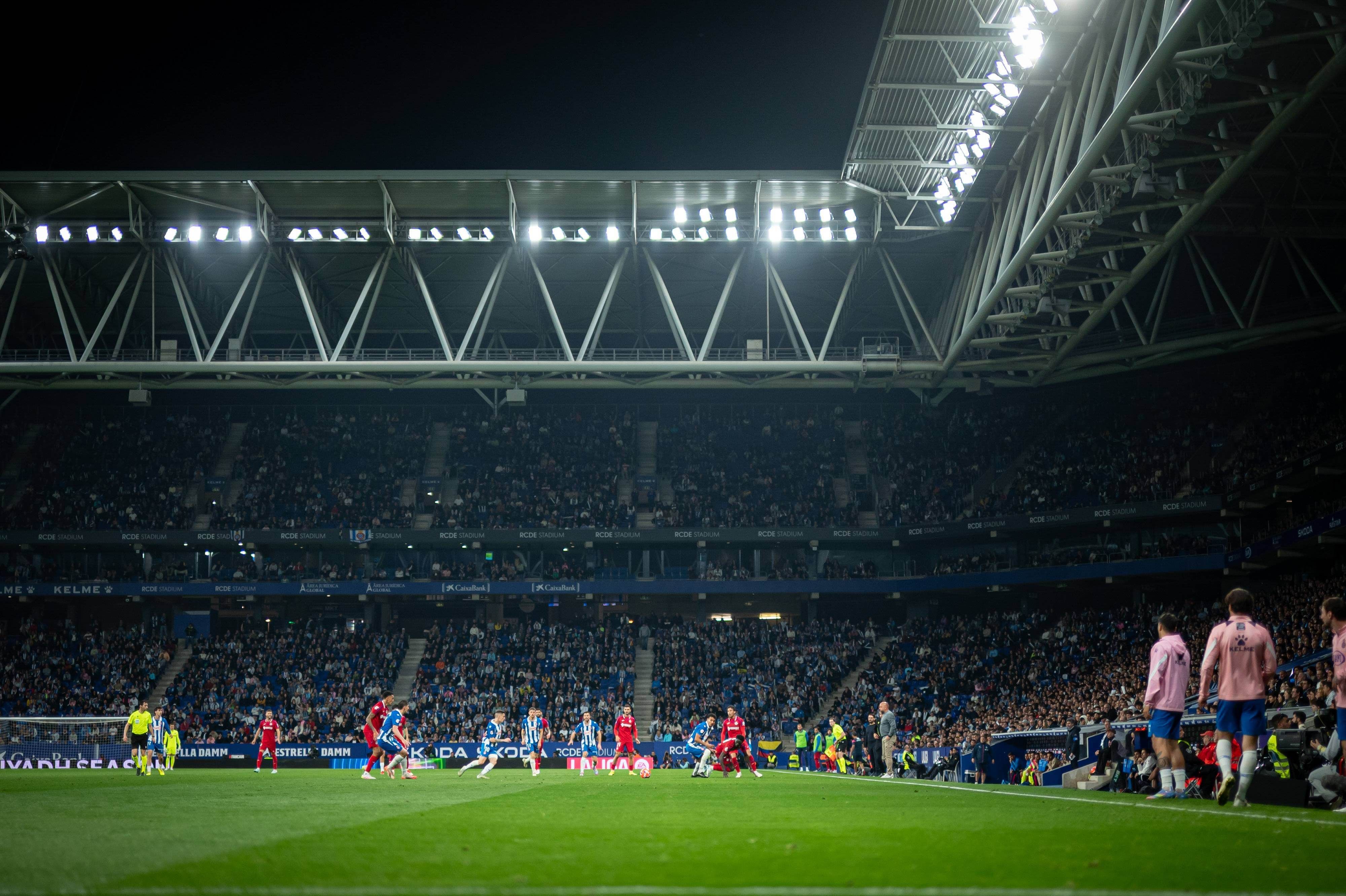Aficionados del Espanyol, durante el partido ante el Getafe en Cornellá.