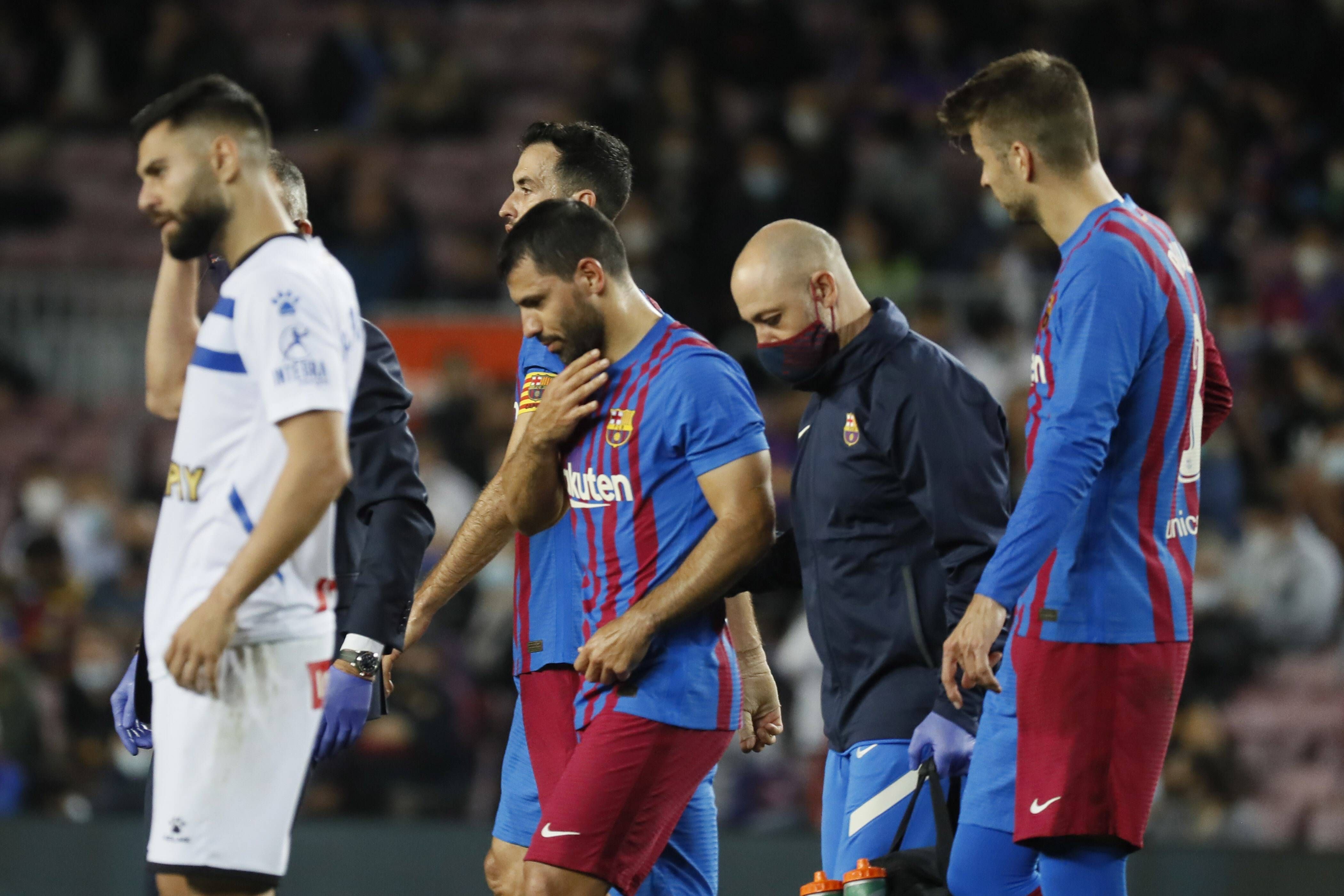  Agüero se marcha con el equipo médico del partido ante el Alavés.