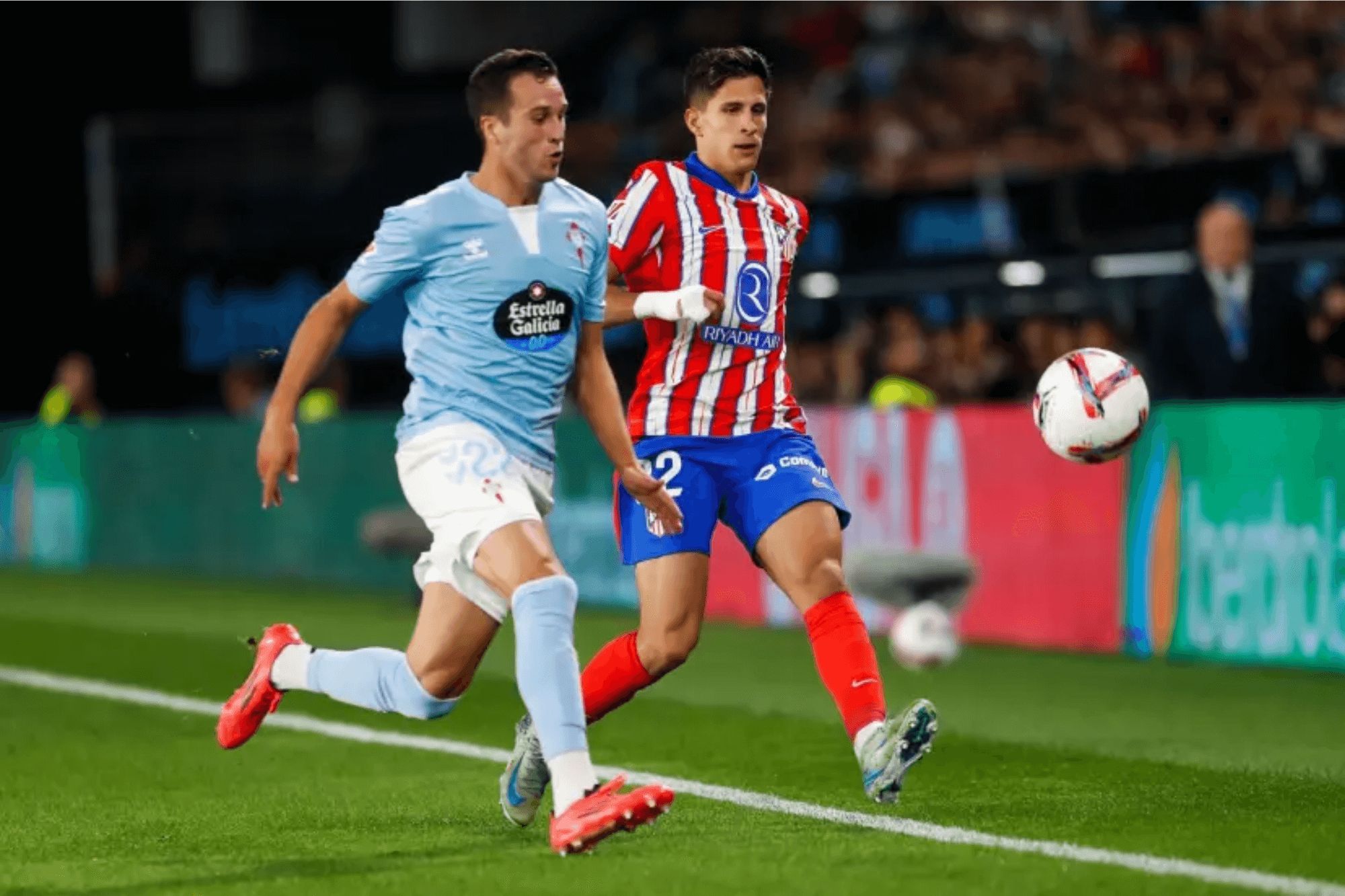  Javier Manquillo ante Giuliano Simeone.