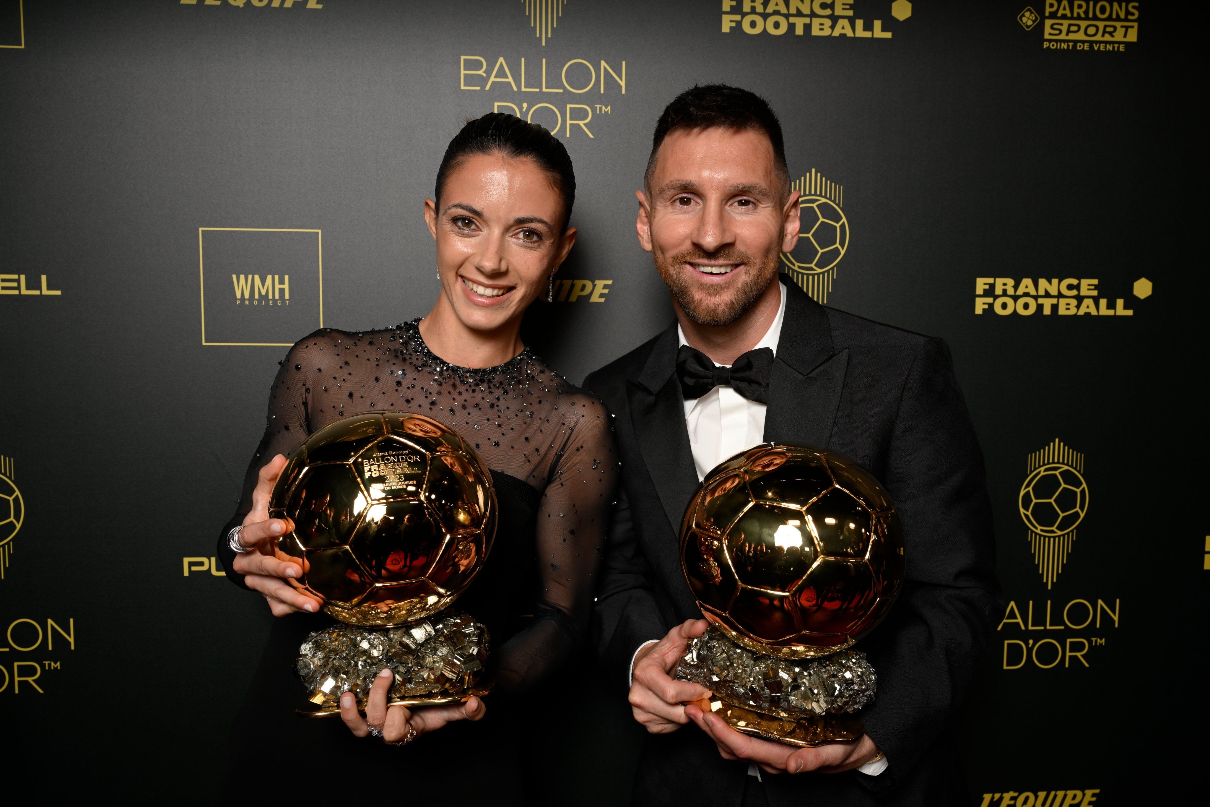 Aitana Bonmatí y Leo Messi posando con los Balones de Oro 2023.