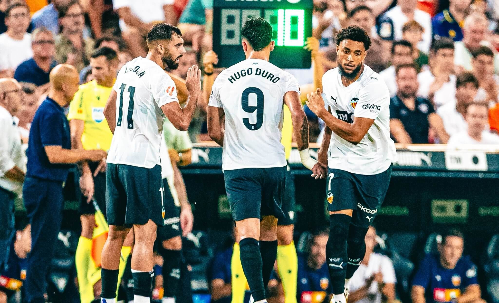 Arnaut Danjuma debuta en el Valencia CF, cambio por Hugo Duro