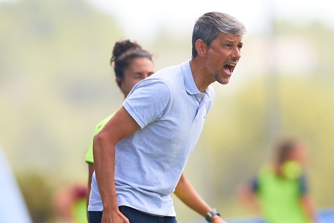  Grito del entrenador del equipo femenino, David Aznar, a sus leonas en un partido.