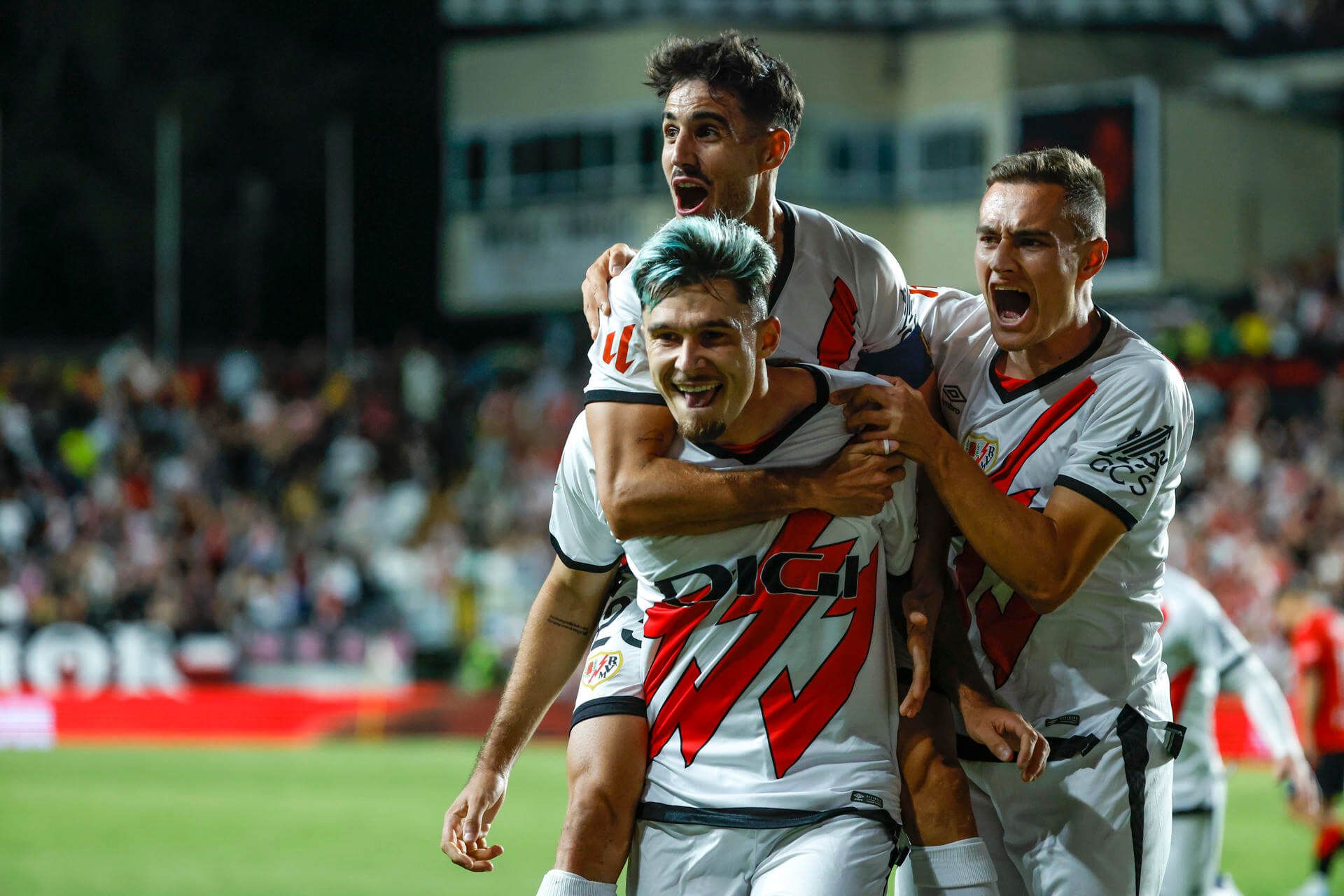 Ratiu celebra el gol con sus compañeros en el Rayo-Osasuna. (EFE)