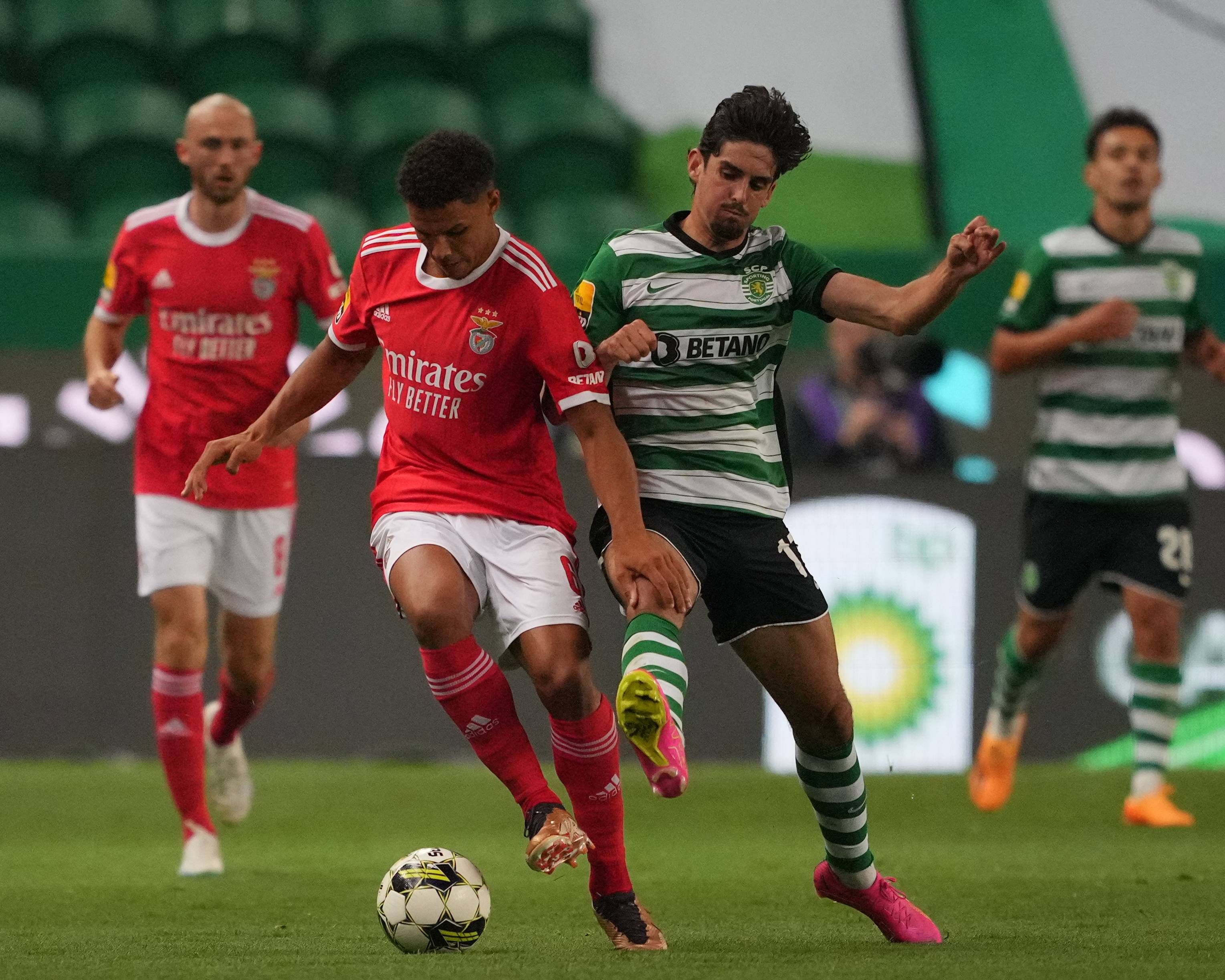  Alexander Bah y Trincao, en un Sporting-Benfica.