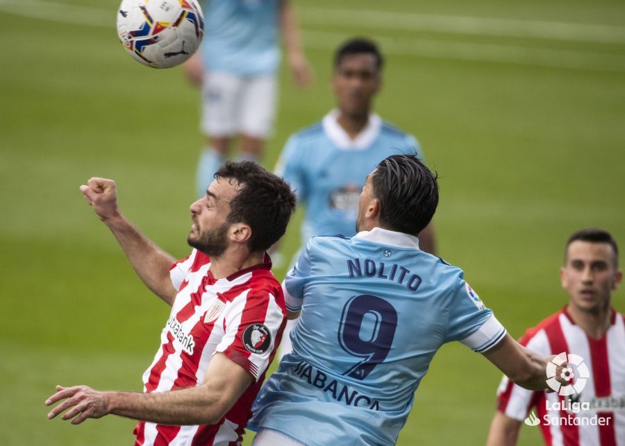 Iñigo Lekue pugna con Nolito por un balón aéreo mientras Berenguer les observa.