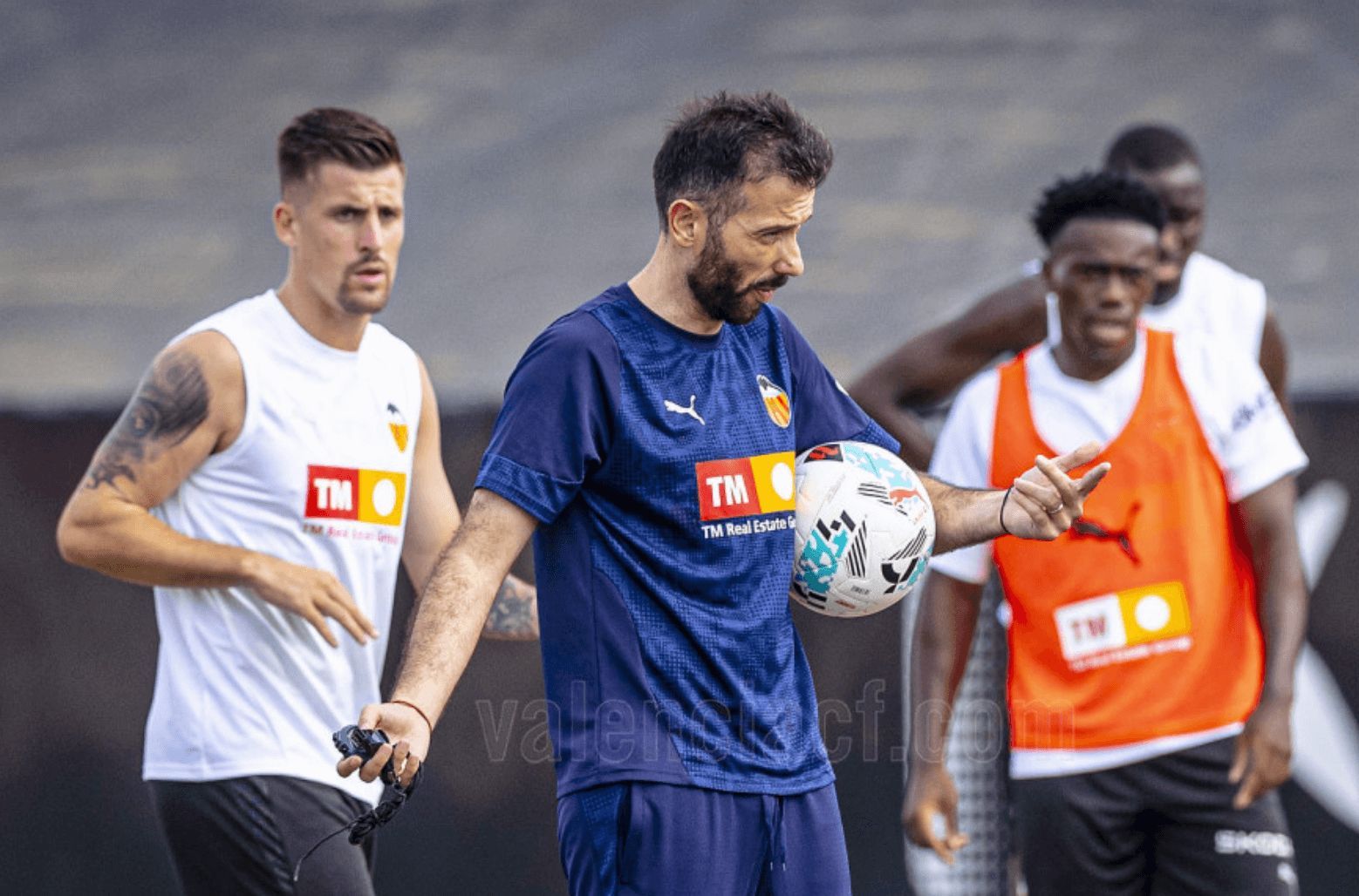  Baptiste Santamaría mira a Corberán