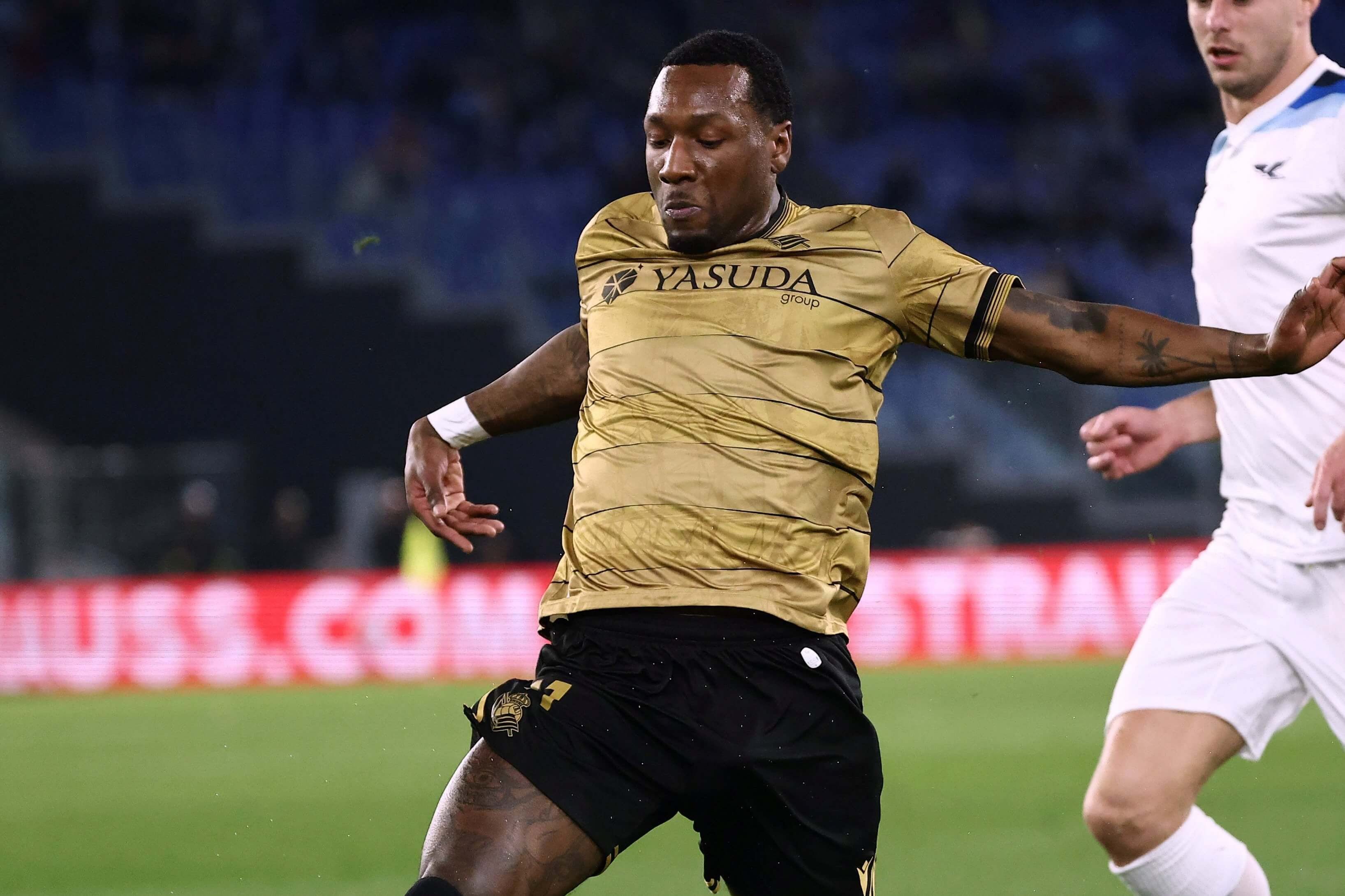  Sheraldo Becker batalla ante la Lazio en Roma.