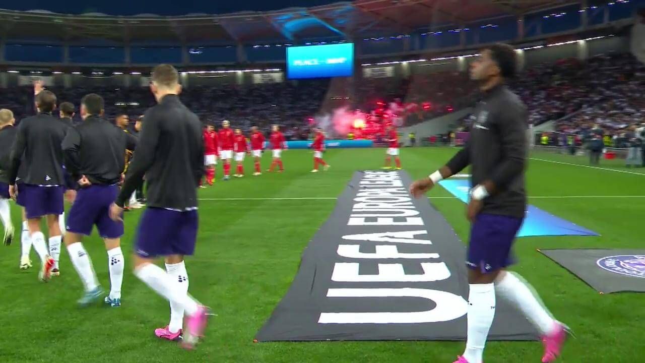 Bengalas en el estadio de Toulouse antes del partido ante el Benfica