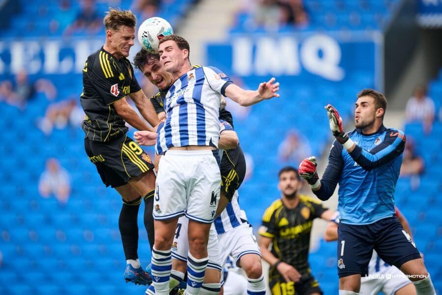  Dani Gómez remata ante Aitor Fraga en Anoeta.