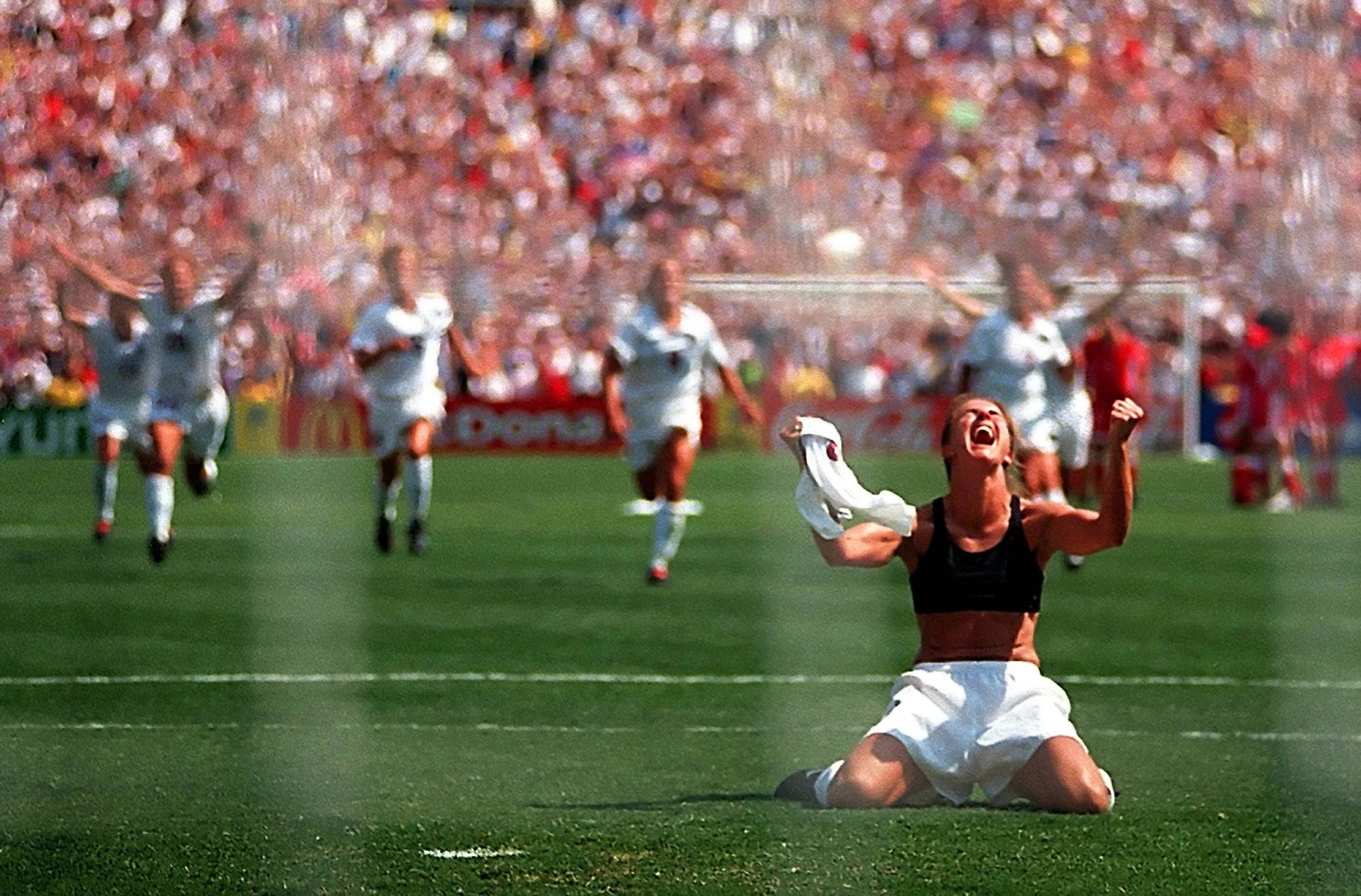  Brandi Chastain, celebrando su gol en la final del Mundial de 1999.