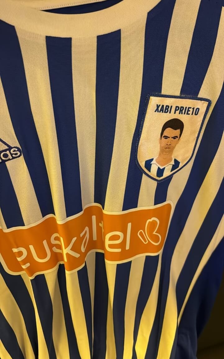  Camiseta de la Real en homenaje a Xabi Prieto el día de su despedida (Foto: Instagram @delabella_2
