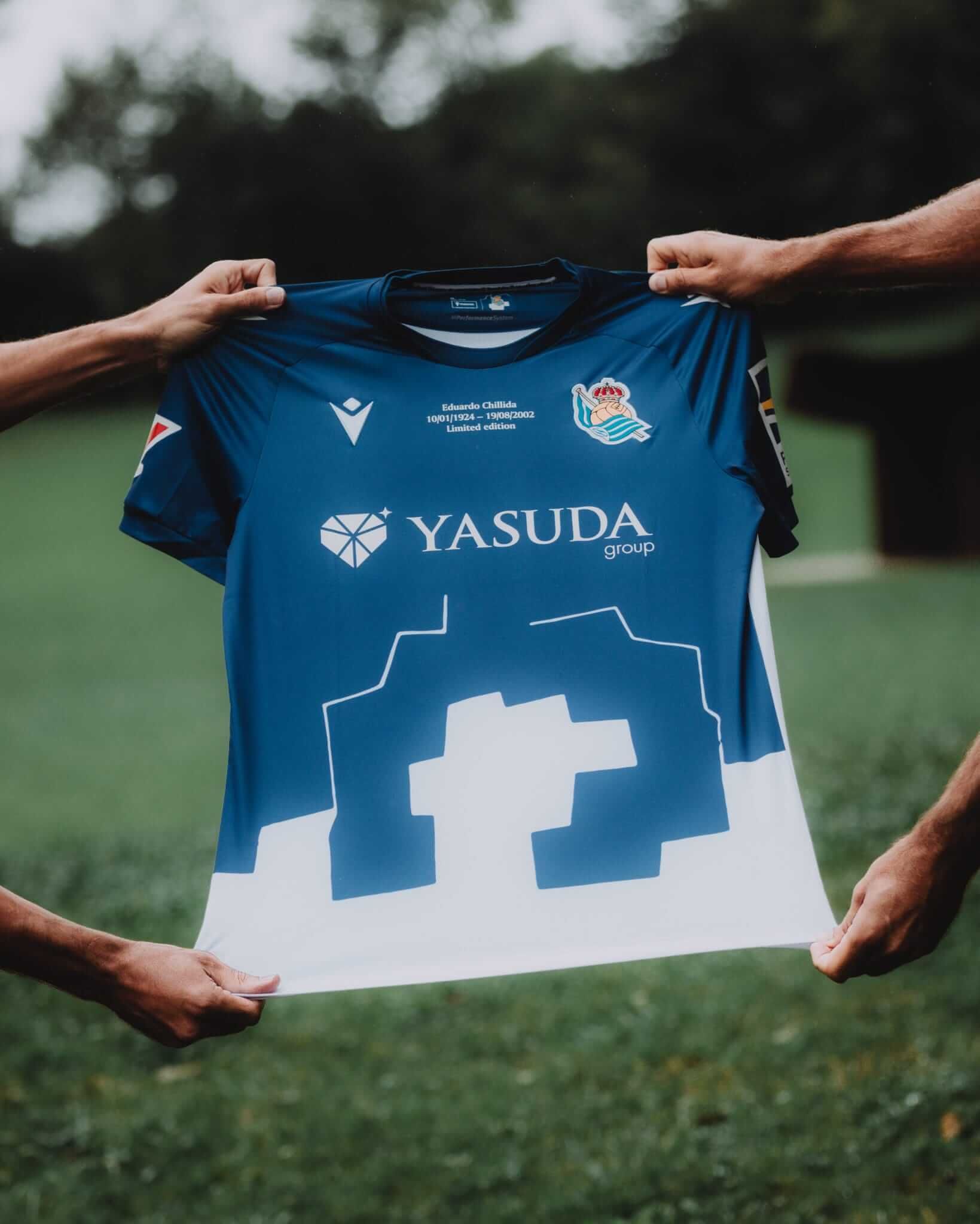  Camiseta de la Real Sociedad en homenaje a Eduardo Chillida.