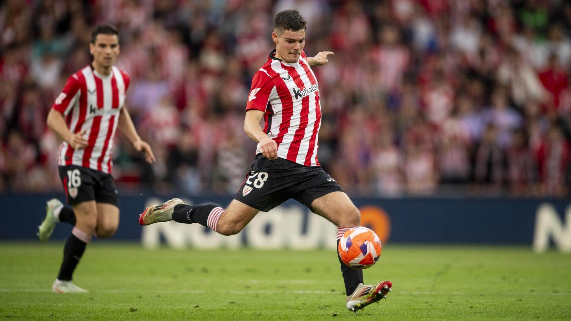  Peio Canales la pega en el derbi ante el Deportivo Alavés en San Mamés.