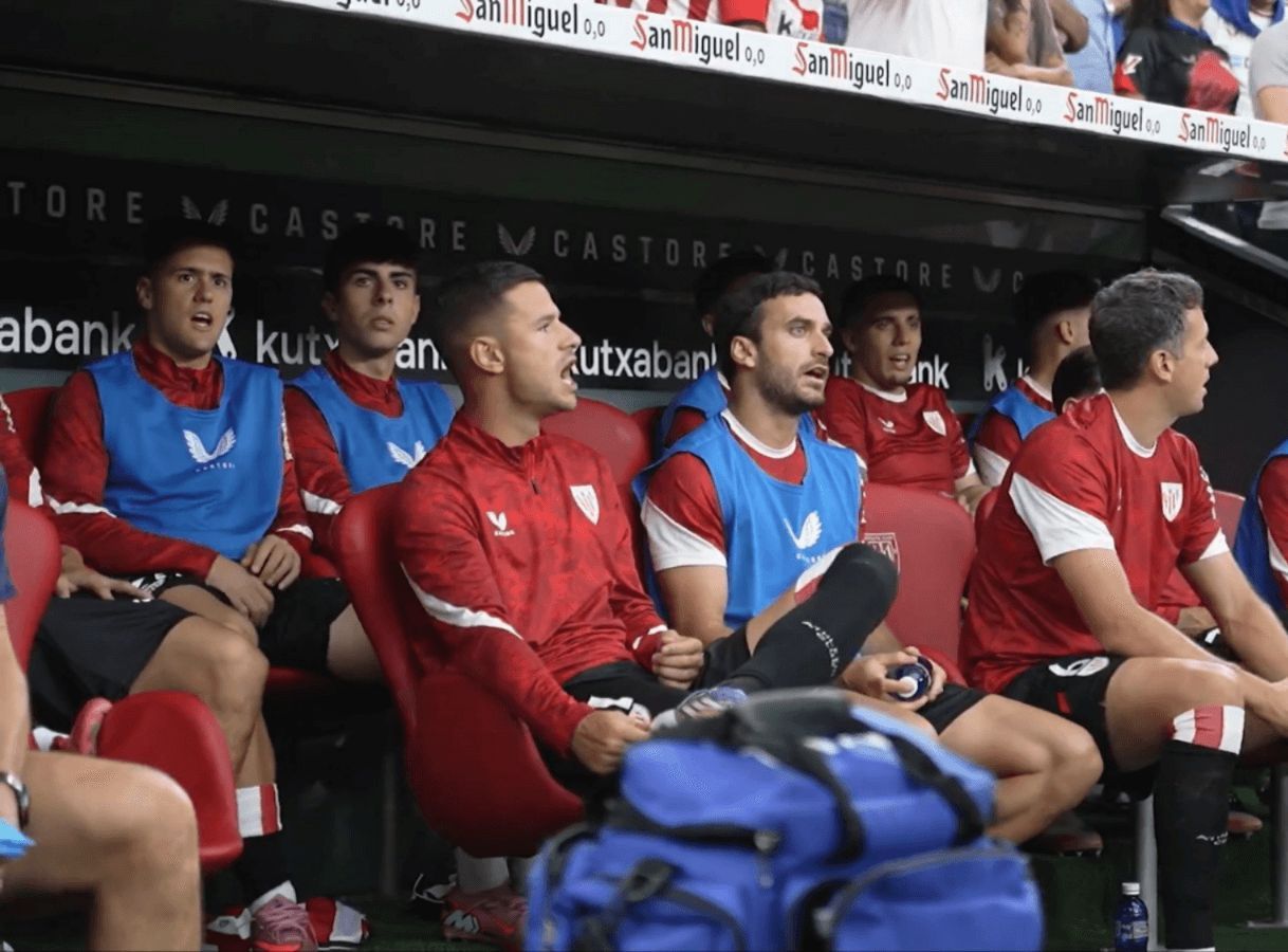 Urko Izeta canta el himno rojiblanco ante el Sevilla.