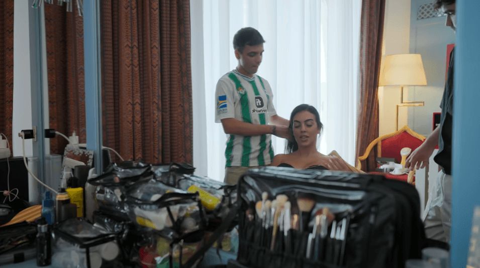  El peluquero Serpiente, en 'Soy Georgina' con una camiseta del Betis (Captura de Netflix)