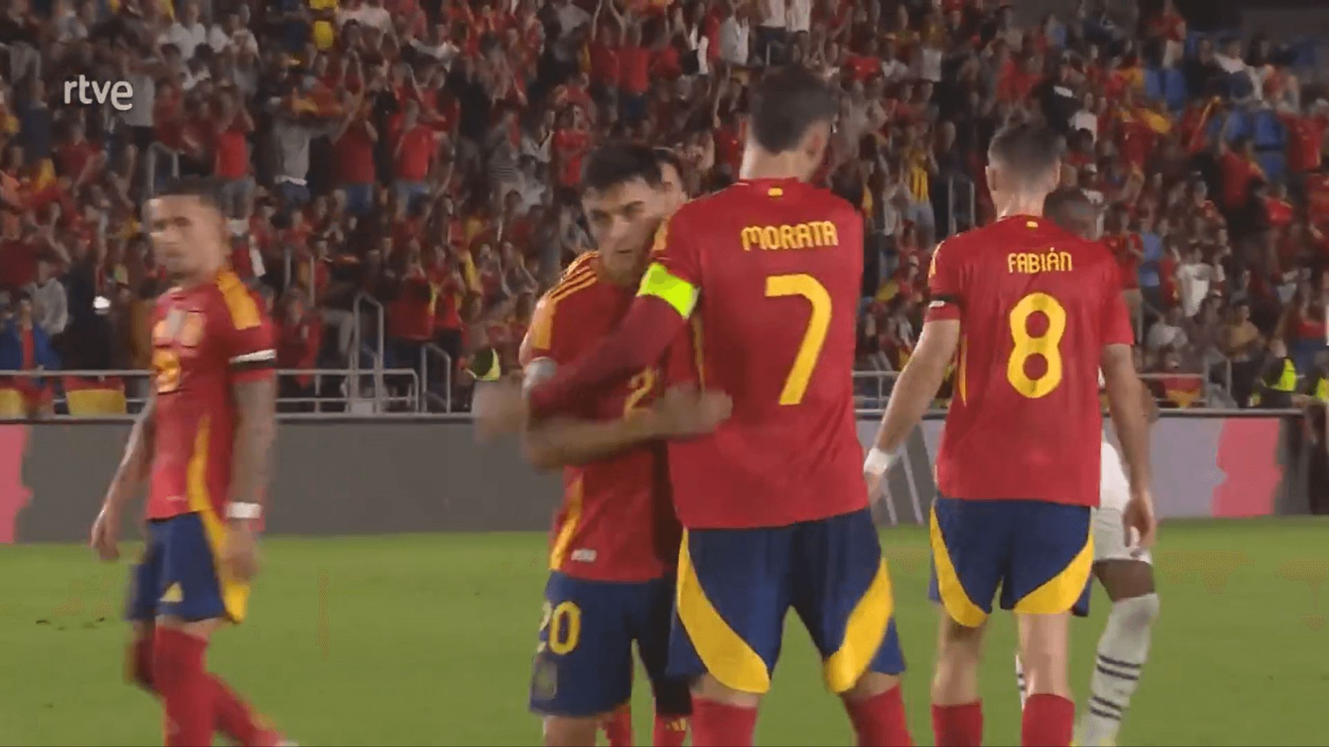 Morata abraza a Pedri en el España-Suiza (RTVE)