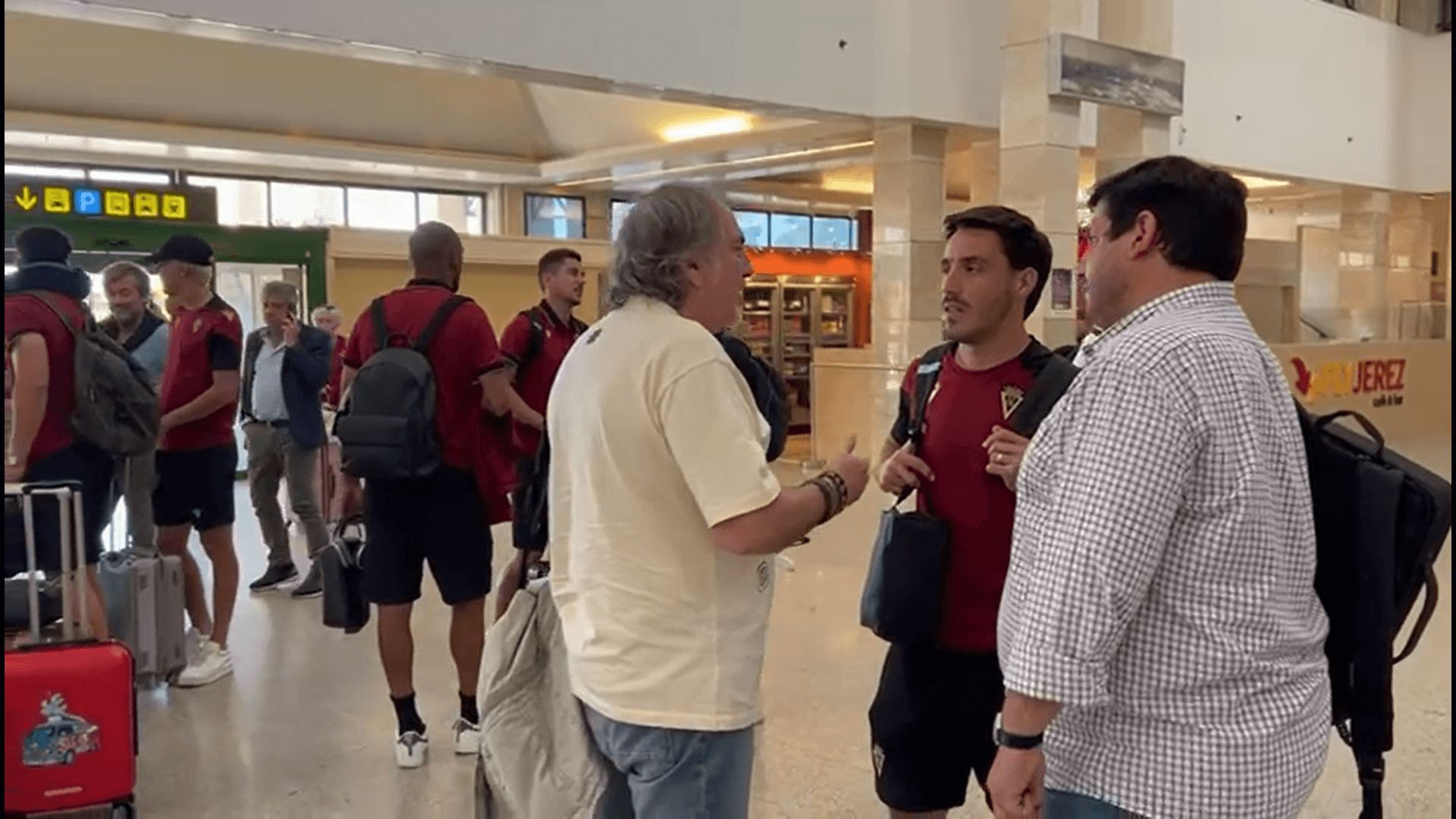 El Selu, con la expedición del Cádiz en el Aeropuerto de Jerez.