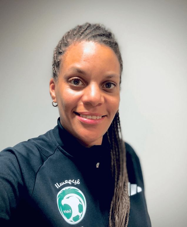  Ana Ecube posa con la indumentaria del Saff Wtd