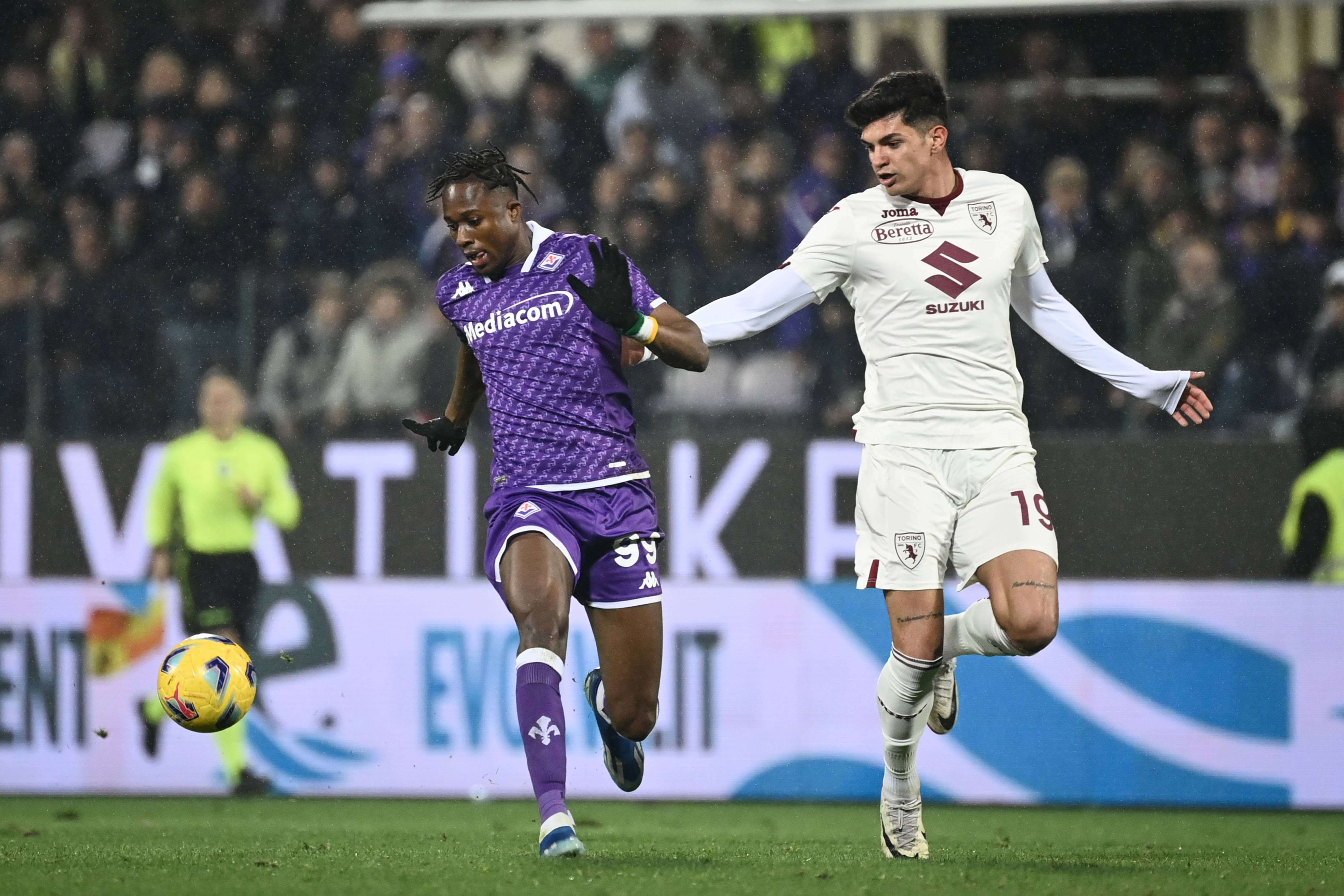  Christian Kouame durante un partido de la Serie A entre la Fiorentina y el Génova
