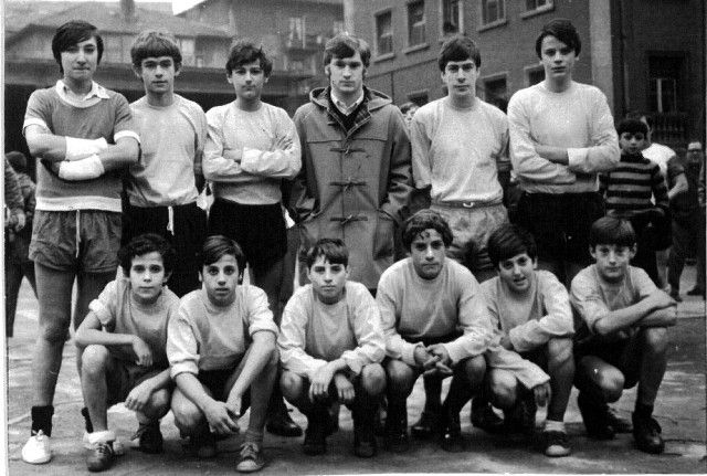  Un joven Javier Clemente, de visita en el patio superior del colegio de La Salle de Sestao.