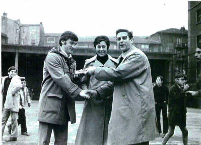  Javier Clemente, de visita con los profesores y el director en el patio superior del colegio de La Salle de Sestao.