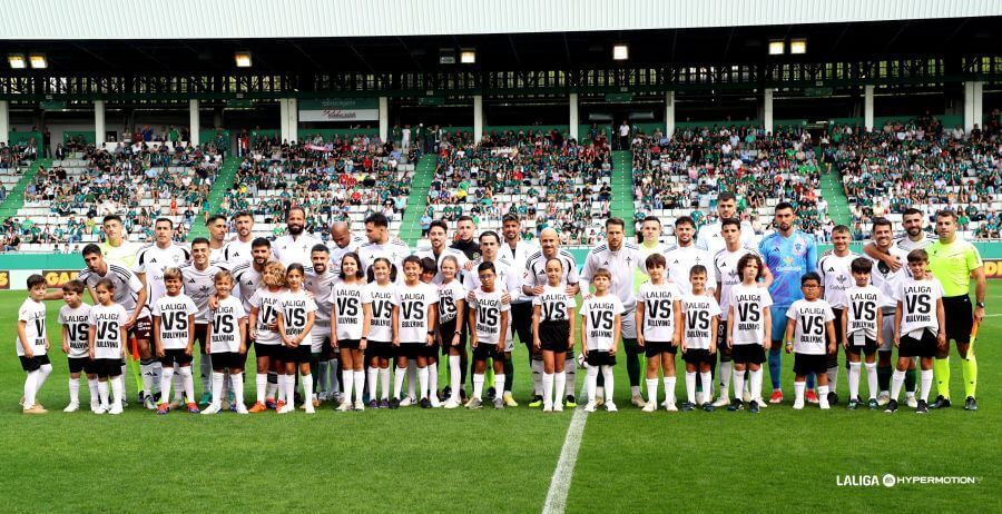  Cristian Rivero, de azul, en el once titular del Albacete