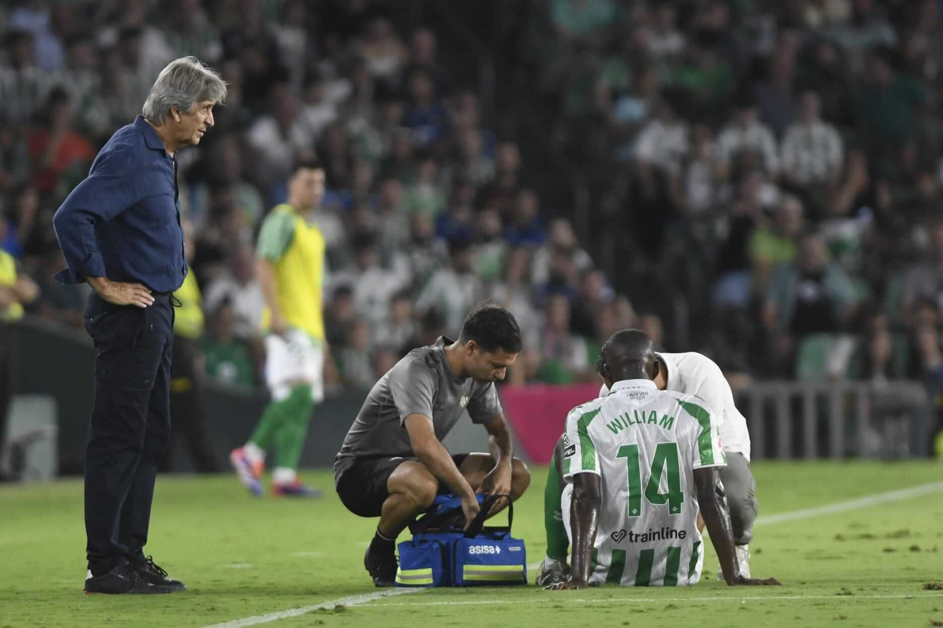  William Carvalho es atendido en el Benito Villamarín por los servicios médicos del Betis
