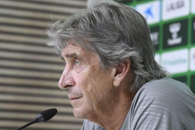  Manuel Pellegrini en una rueda de prensa