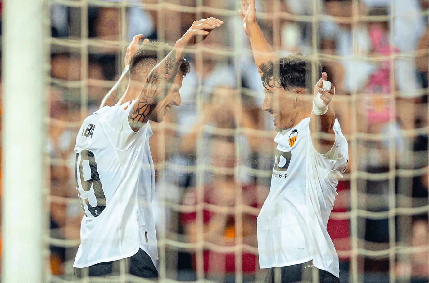 Dani Raba debuta en Mestalla y abraza a Diego López tras su asistencia