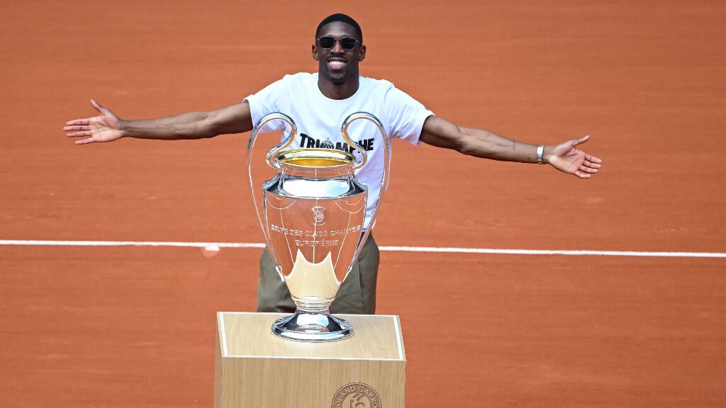 Ousmane Dembélé posa en Roland Garros con la Champions del PSG.