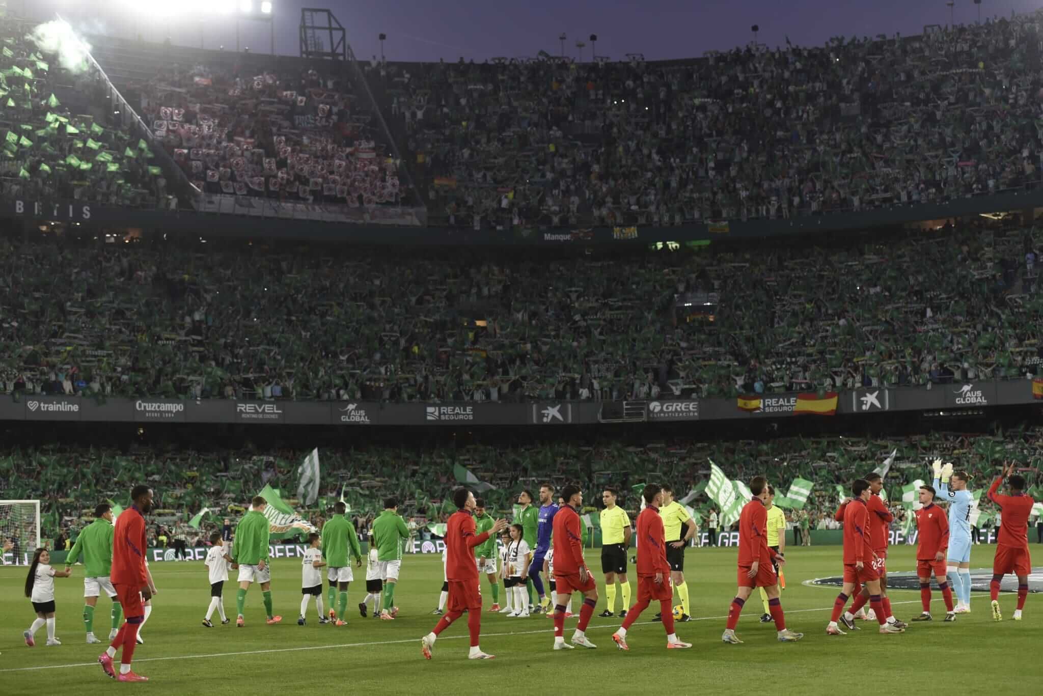  Real Betis y Sevilla FC saltan al césped del Estadio Benito Villamarín para ELGRANDERBI.