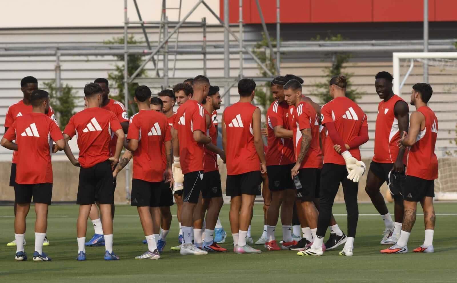  Loïc Badé, entre lágrimas, se despide de sus compañeros del Sevilla FC.