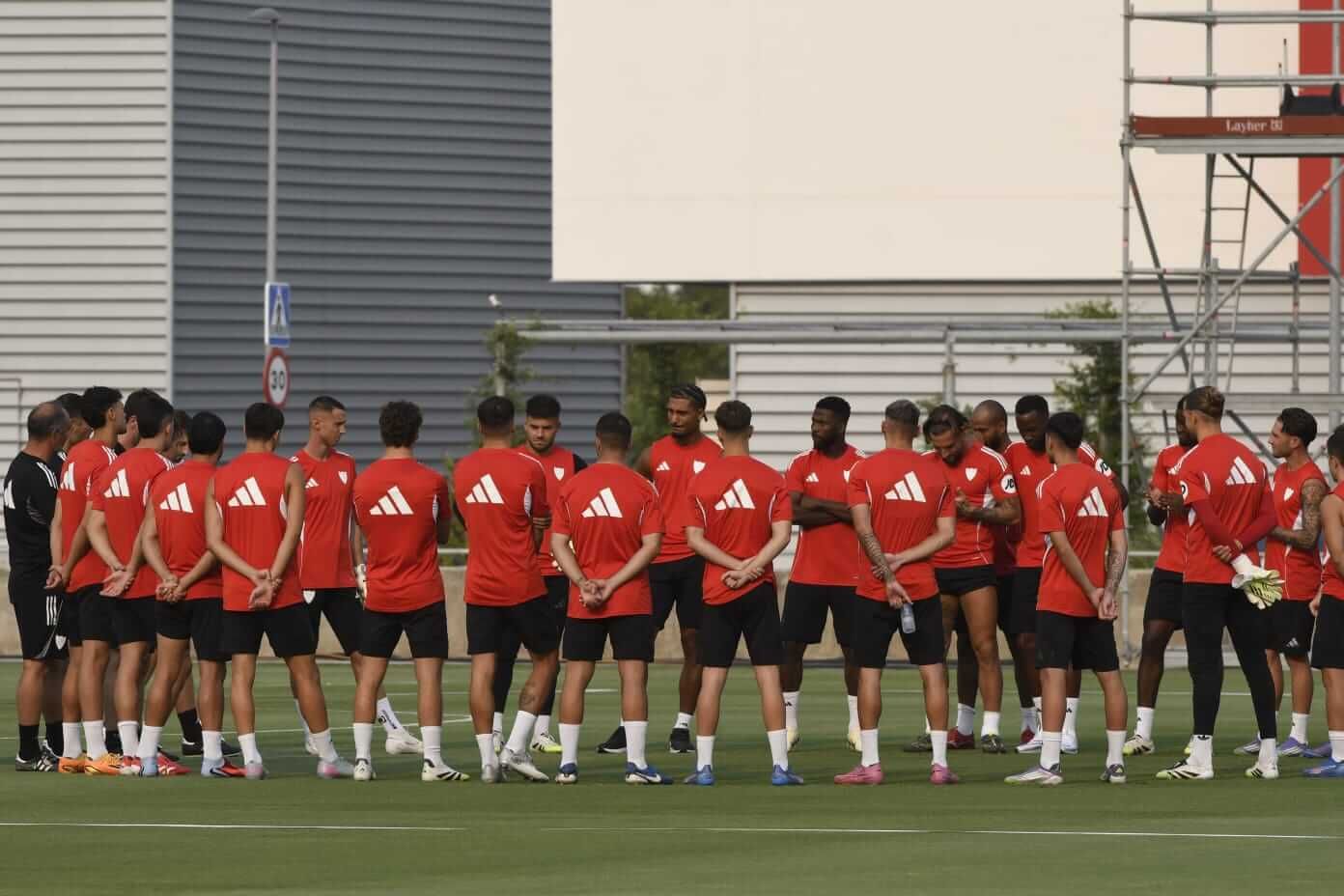  Loïc Badé, entre lágrimas, se despide de sus compañeros del Sevilla FC.