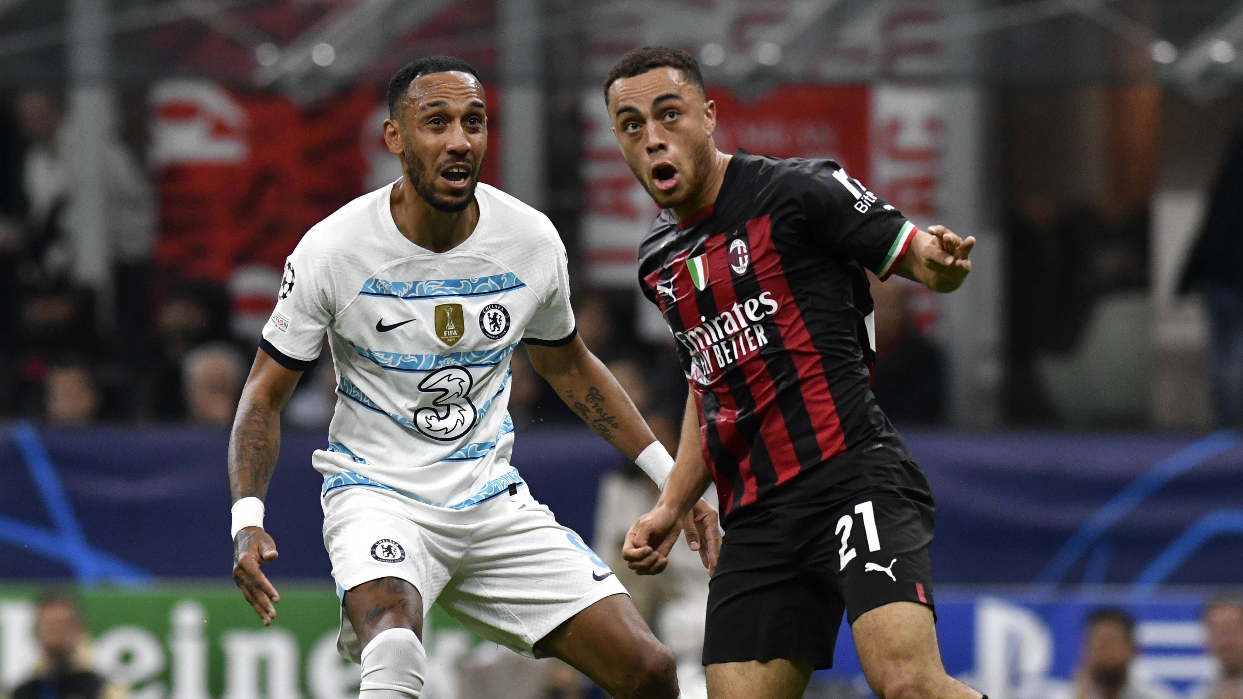 Dest y Aubameyang, durante el Milan-Chelsea.