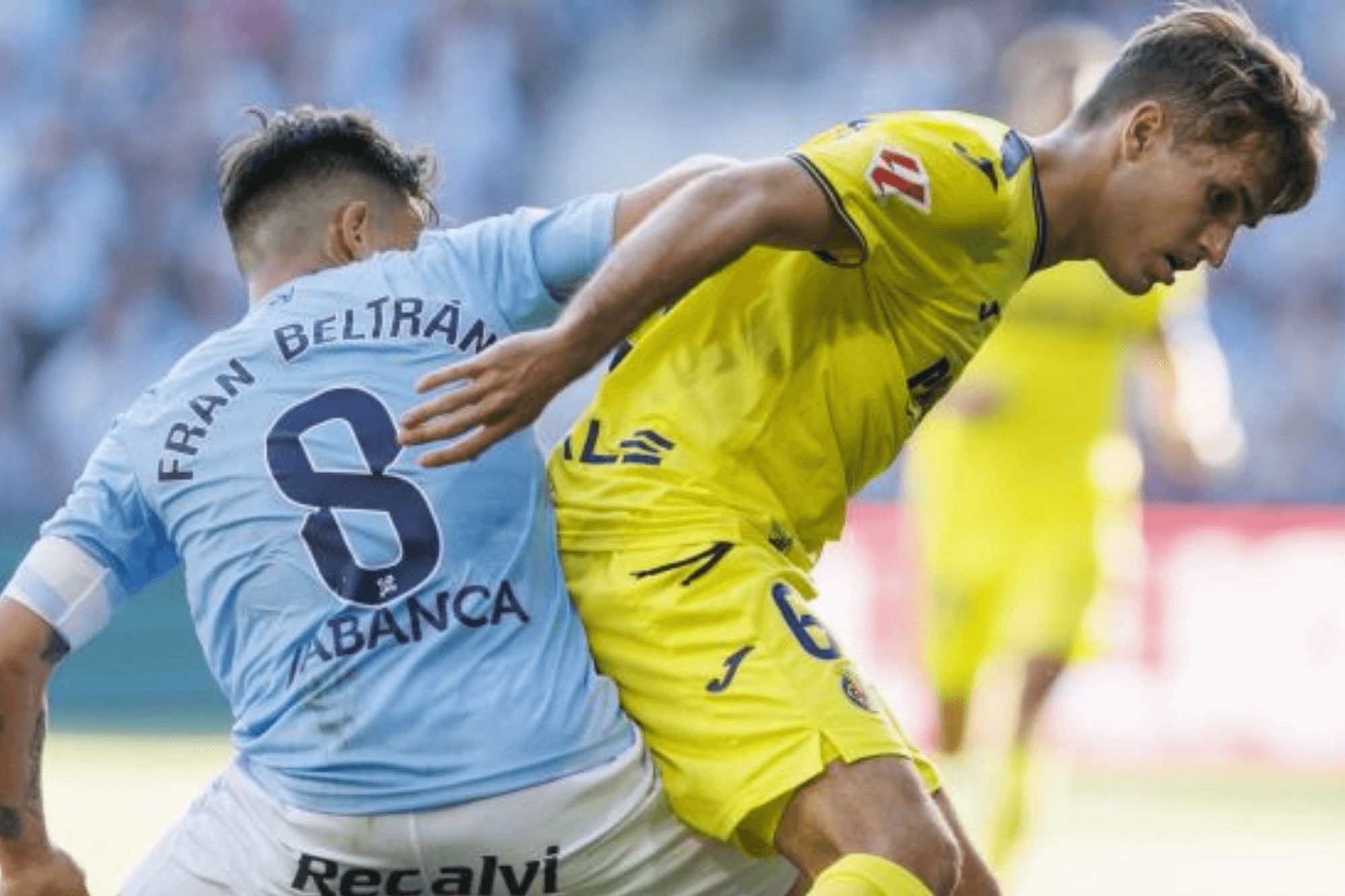  Denis Suárez pugna ante Fran Beltrán.