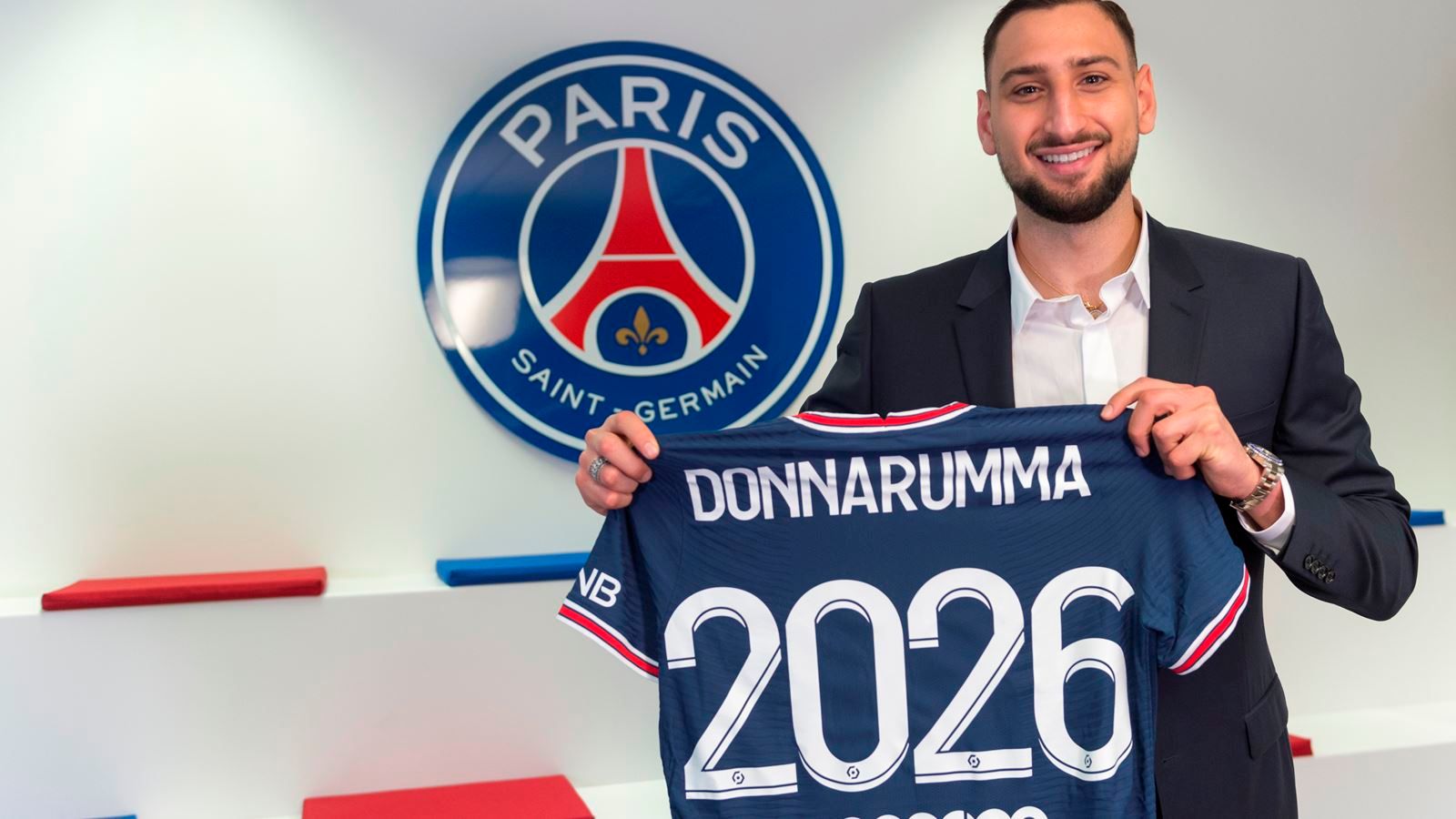 Donnarumma posa con la camiseta del PSG.