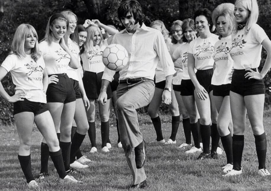  George Best, siempre rodeado de mujeres bellas, era un playboy del fútbol en los años 70.