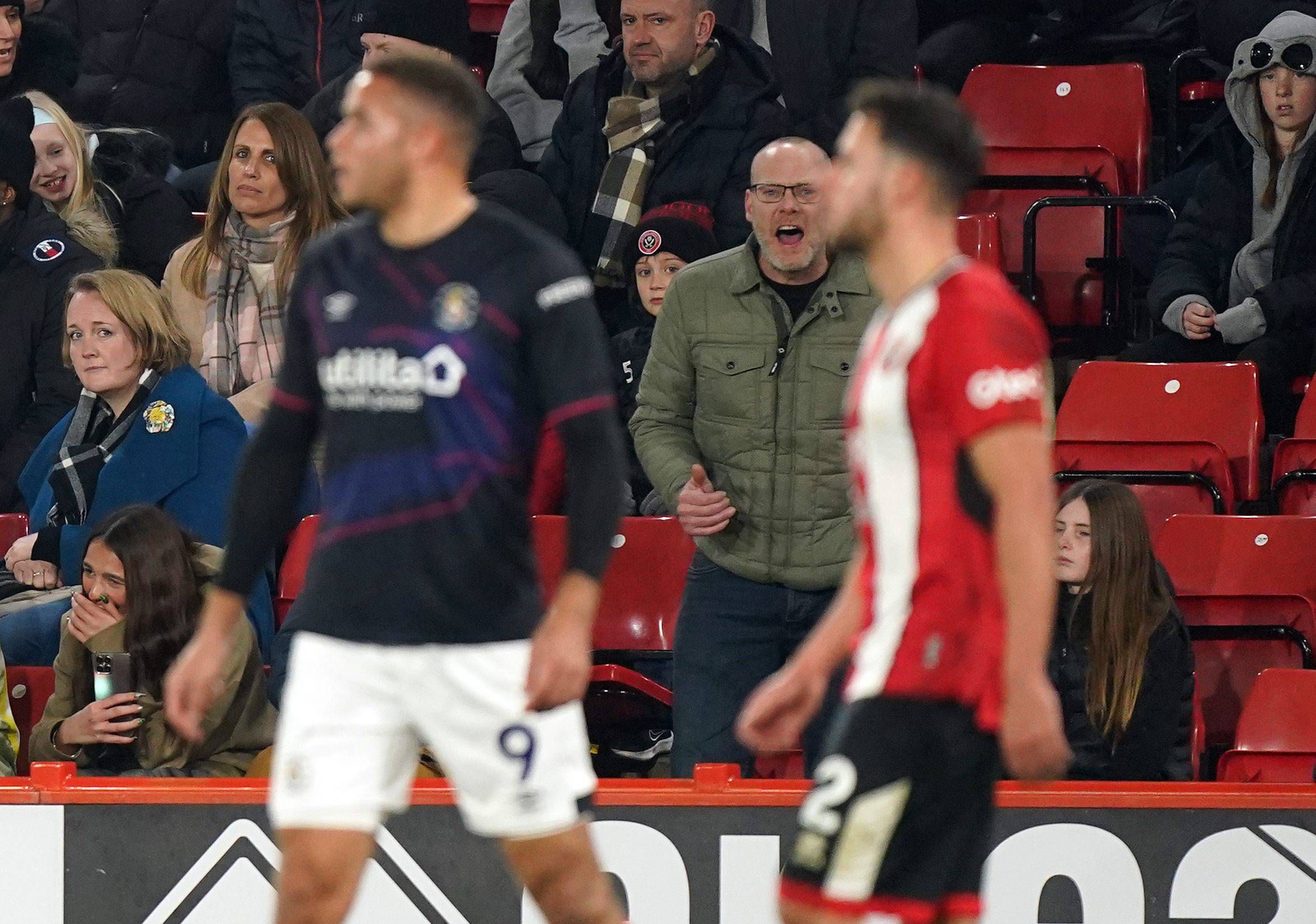  El supuesto momento del insulto racista a Carlton Morris.