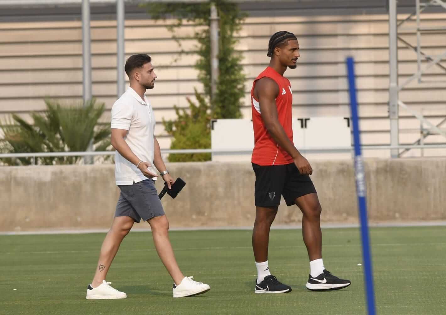  Loïc Badé, en su despedida de sus compañeros.