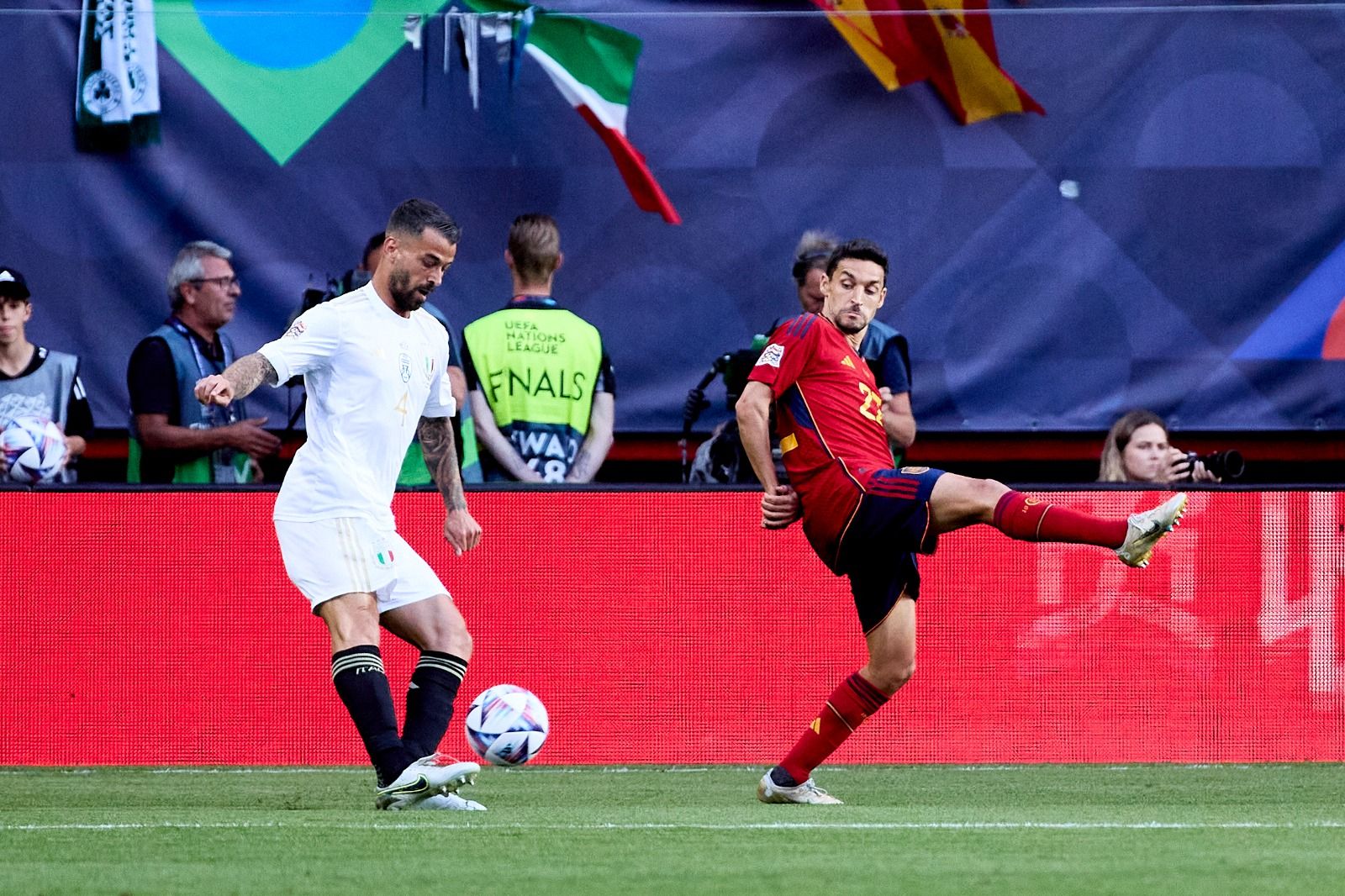  Jesús Navas defiende a Spinazzola en el España-Italia.