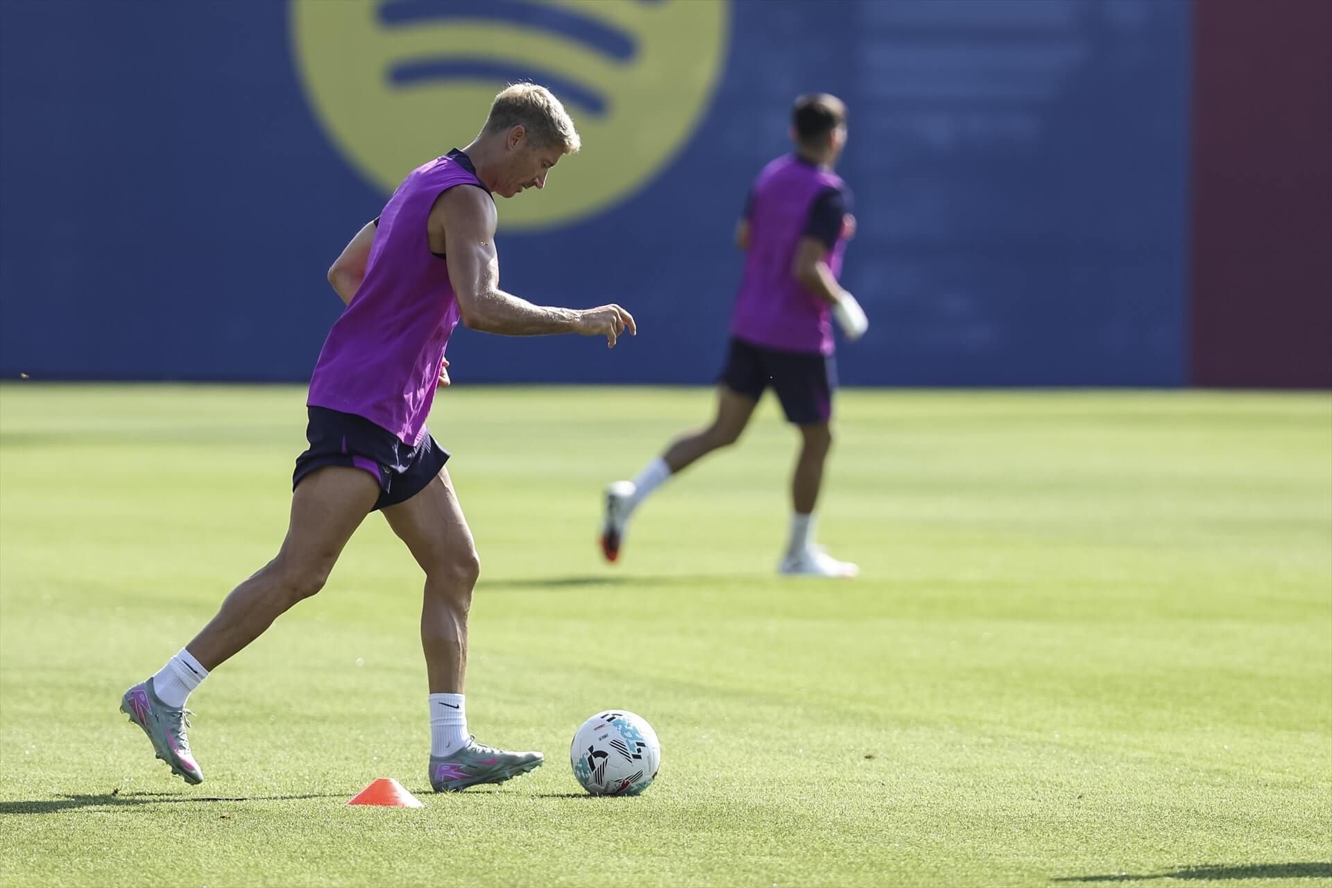  europapress_6861364_robert_lewandowski_during_fc_barcelona_preseason_training_day_at_t_001.jpg