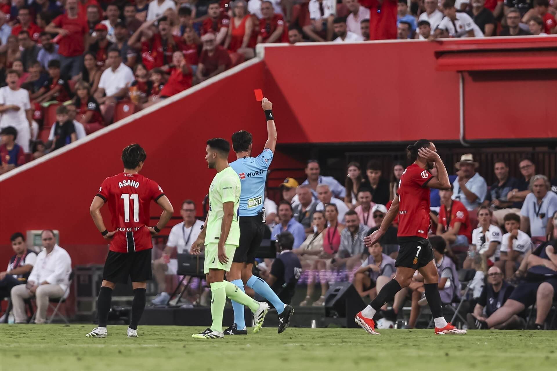 Munuera Montero expulsa a Muriqi en el Mallorca-Barcelona.