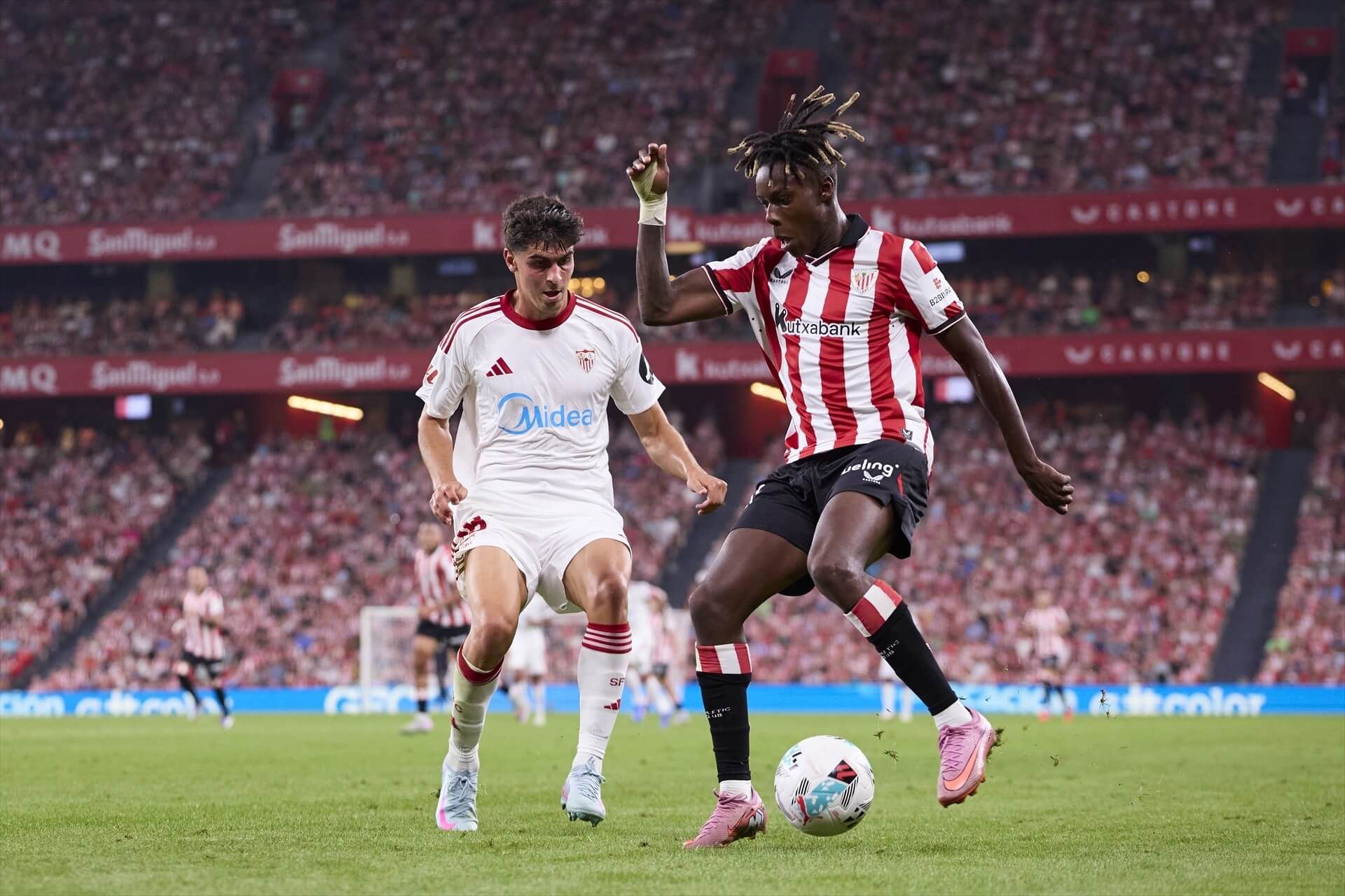  Juanlu, ante Nico Williams en el Athletic-Sevilla.