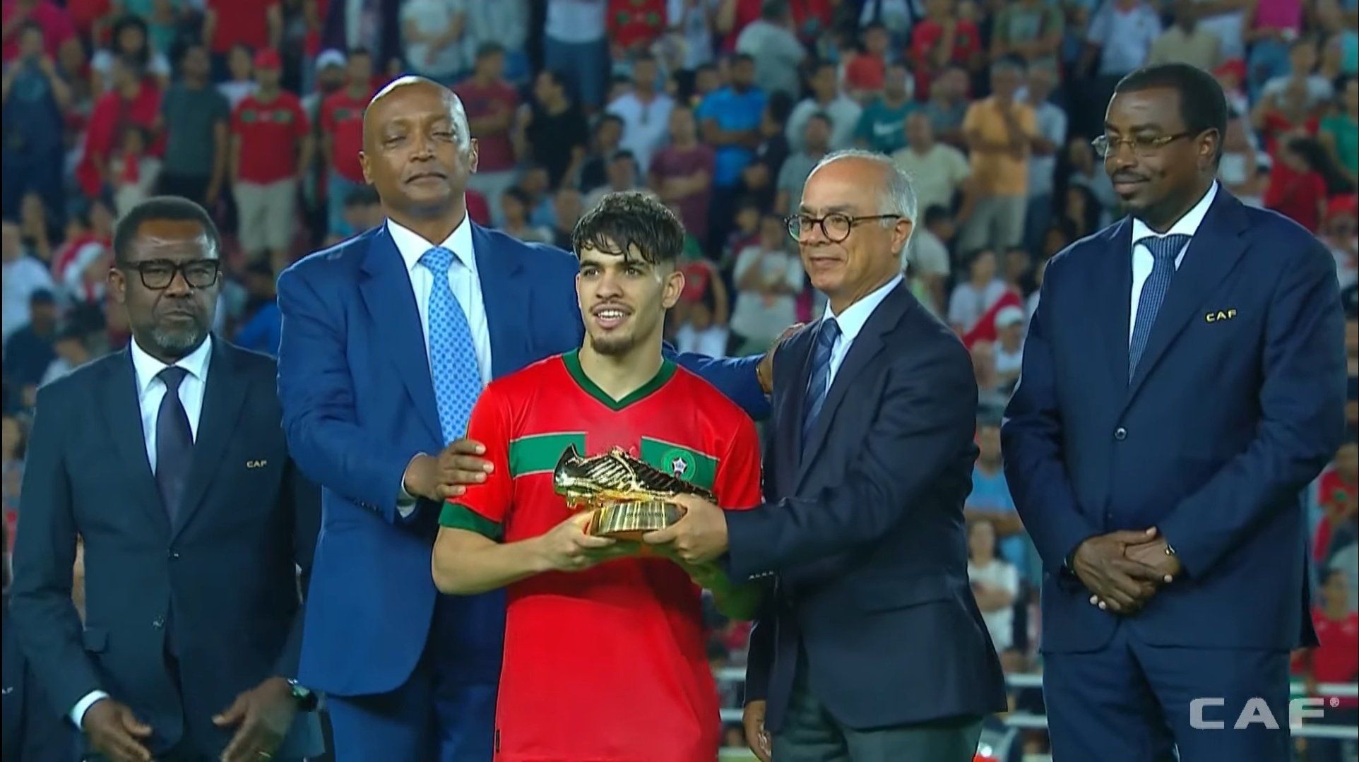  Ez Abde posa con el MVP de la Copa África sub 23.