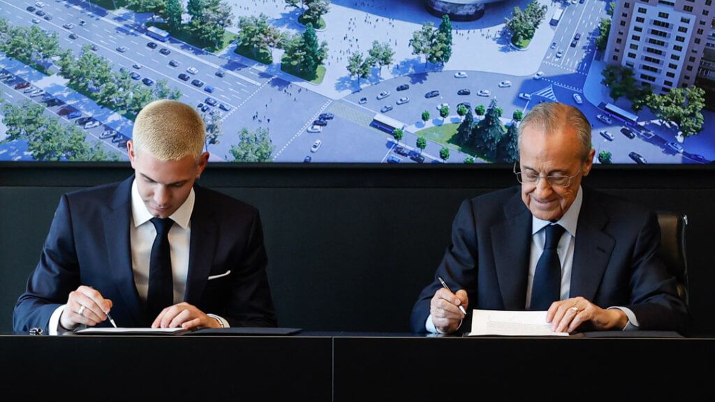 Franco Mastantuono y Florentino Pérez firmando el contrato del argentino (Real Madrid)